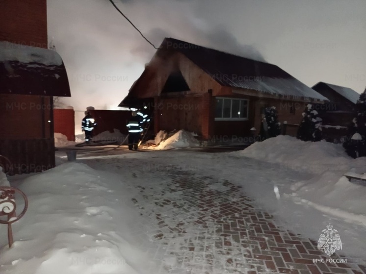 В Брянском районе спасатели потушили пожар в бане