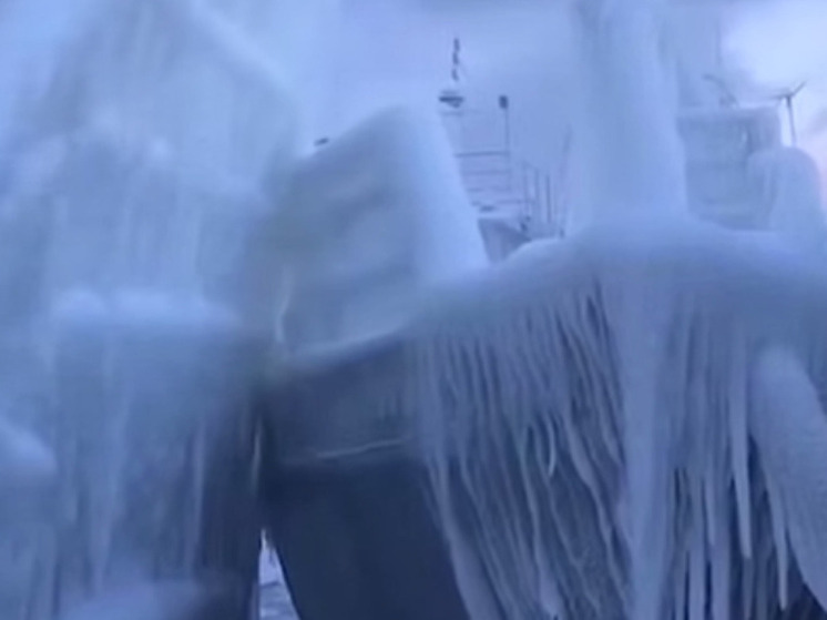 Ледяная симфония Байкала: суда вмерзли в зимний пейзаж