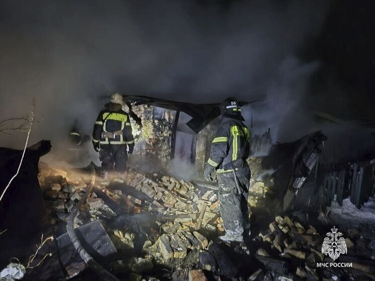 Восемь спасателей тушили заброшку в Донском