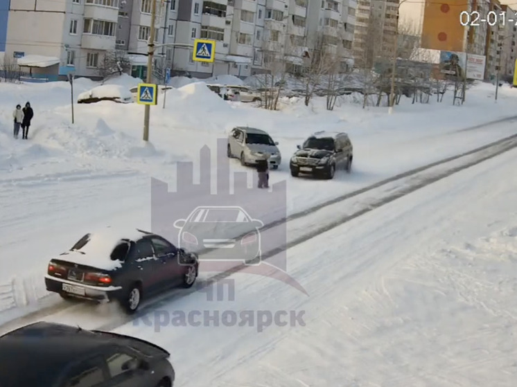 В Кодинске внедорожник сбил двух девочек, переходивших дорогу