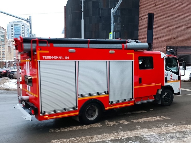 Ночью горели столярный цех и дом в свердловском поселке Заря