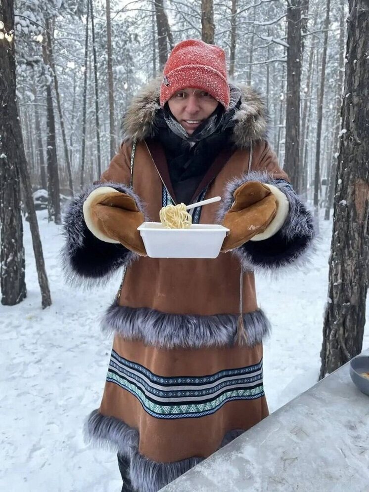 Павел Воля показал, как его сын в Якутии забивал бананом гвоздь в 48-градусный мороз