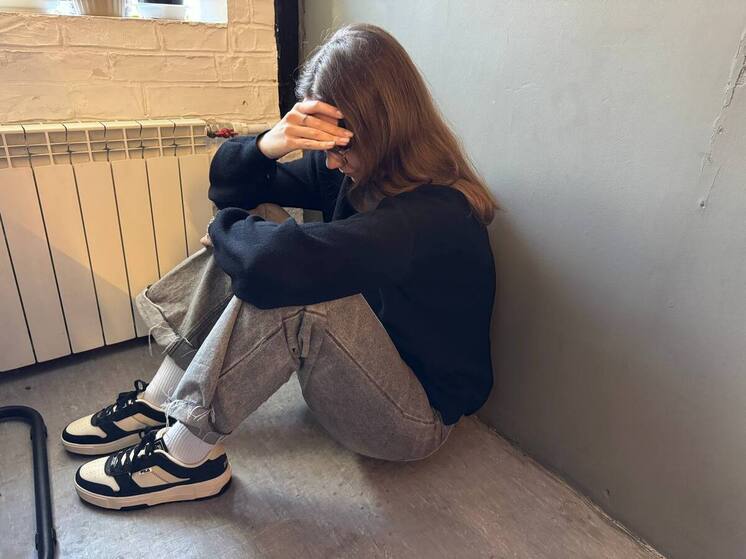 Ситуация, когда ребёнок становится изгоем в школе — это всегда больно и для родителей, и для самого ребёнка. Кто из нас хотя бы раз не стоял в стороне от игры? Как помочь ребенку-изгою в коллективе, рассказала в интервью «МК в Великом Новгороде» практикующий психолог, магистр психологии Ирина Меркулова.