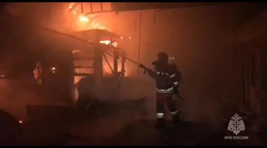 В Подмосковье огнеборцы МЧС России тушат торговые павильоны