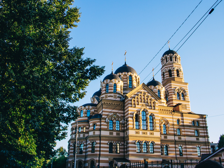 Митрополит Марк провёл праздничную службу в Иоанно-Кронштадтском храме Рязани