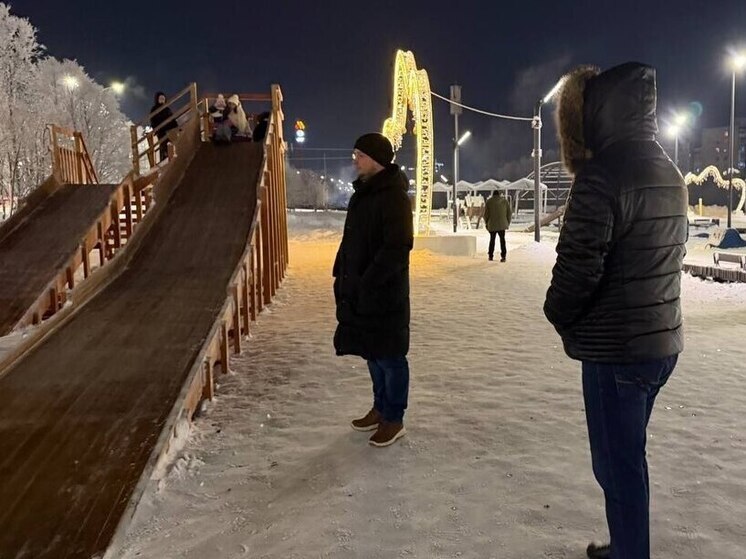 Глава Мурманска проверил дворы в праздничные дни