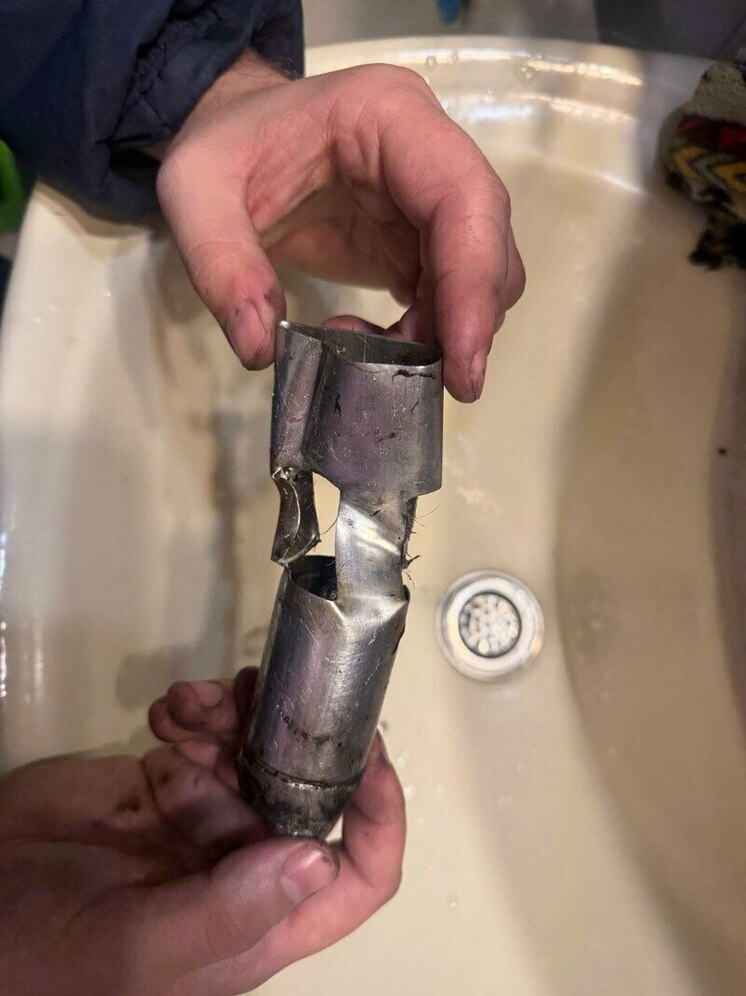 Сигнальная ракета пробила балкон 10-го этажа и едва не устроила пожар