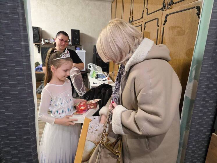 В рамках акции «Ёлка желаний» министр здравоохранения ЛНР исполнила новогодние мечты детей