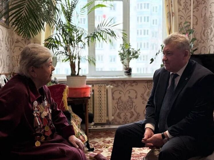 Партийцы поздравляют ветеранов с Новым годом