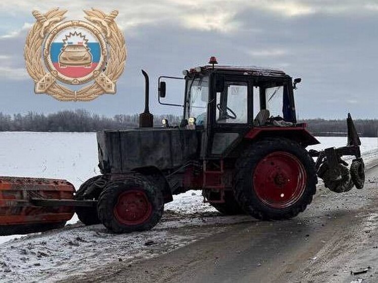 Пассажирка внедорожника госпитализирована после столкновения с трактором под Балашовом