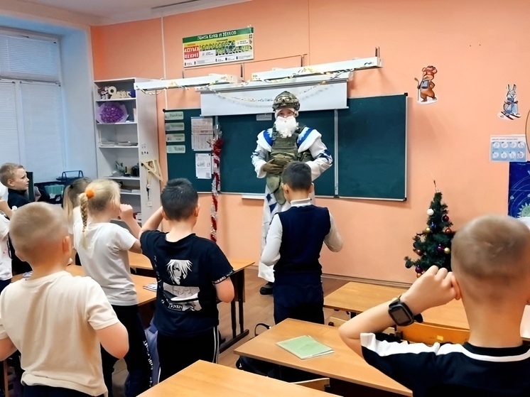 «Дед Мороз специального назначения» устроил праздник для учеников архангельской школы