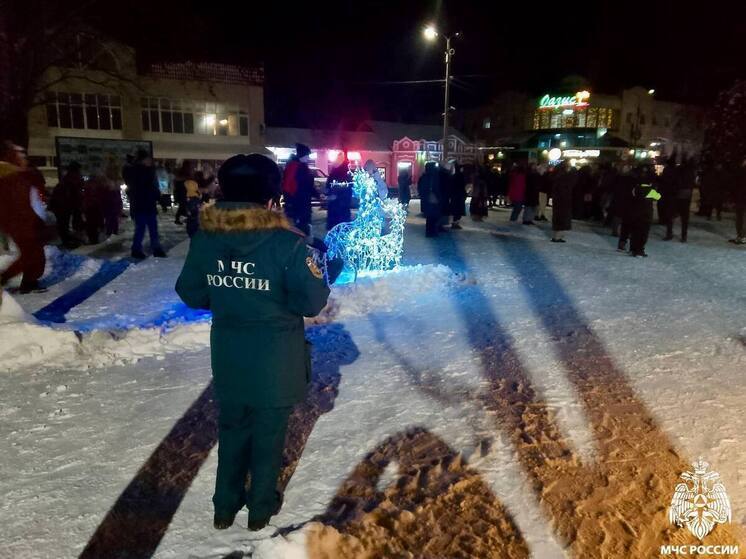 Сотрудники Госпожнадзора обеспечивают безопасность на новогодних мероприятиях в Псковской области