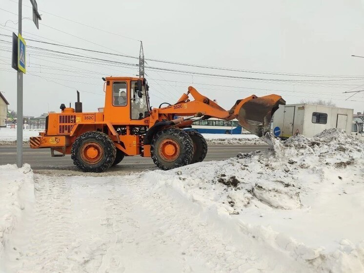 В Барнауле в праздничные выходные продолжается очистка дорог и тротуаров