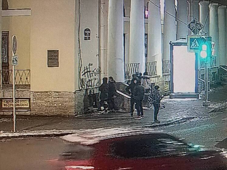 Вандалы испортили фасад Ямского рынка в центре Петербурга