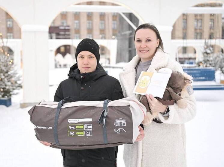 «Елка желаний» подарила воронежскому пацану палатку