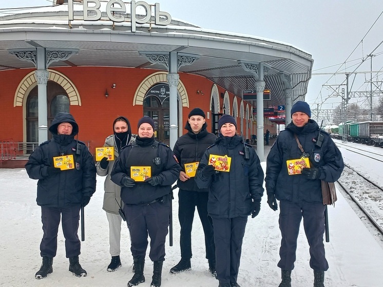 По вокзалу в Твери гулял Полицейский Дед Мороз