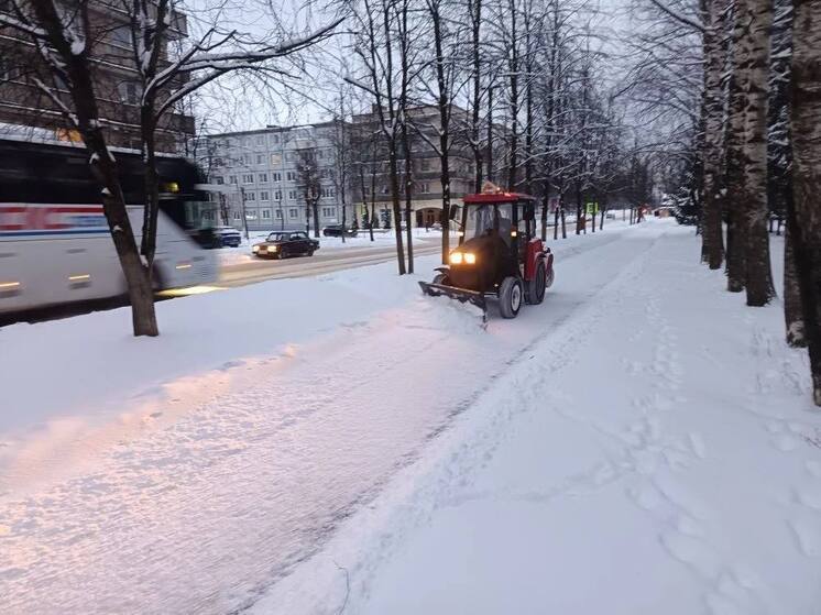 Старорусский округ очищают от снега в круглосуточном режиме