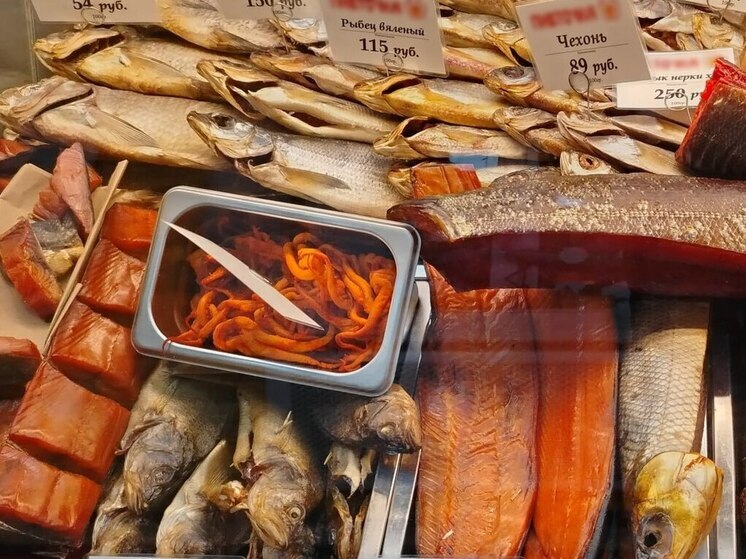 Классический салат Оливье — это легенда русской кухни. Это блюдо неизменно украшает любой праздничный стол. Рецепт салата появился ещё в XIX веке в ресторане Люсьена Оливье, а позже стал народным хитом. Сегодня «классический оливье» остаётся символом домашнего уюта, Нового года и семейных традиций. Шеф медиаплатформы Food.ru Сергей Кузнецов дал рецепт  неклассического оливье, отметив, что блюдо не уступит традиционному.