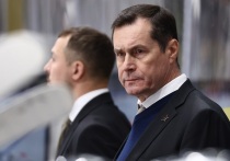 В первом матче регулярки КХЛ в 2026 году «Адмирал» дома победил «Амур». Несмотря на преимущество гостей в игре, реализация моментов и дисциплина позволили хозяевам одержать важную психологическую победу. И.о. тренера «Адмирала» Ильнур Гизатуллин отметил рост уверенности команды, возвращение вратаря Арсения Цыбы и эффективность звена Сошникова—Шестакова—Петухова. Главный тренер «Амура» Александр Андриевский признал недостаточную реализацию опасных моментов.