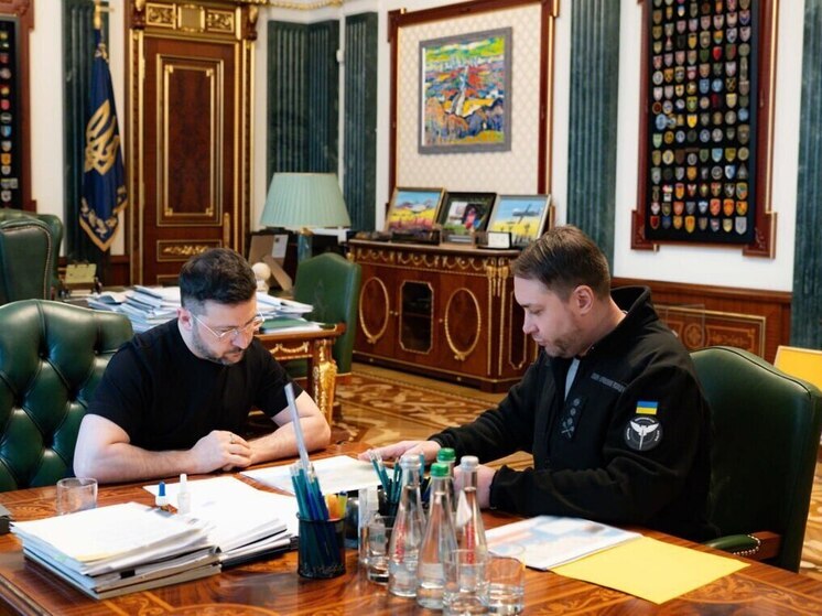 Владимир Зеленский предложил, а руководитель главного управления разведки (ГУР) минобороны Украины Кирилл Буданов (в РФ внесен в перечень террористов и экстремистов) принял назначение на должность руководителя Офиса президента