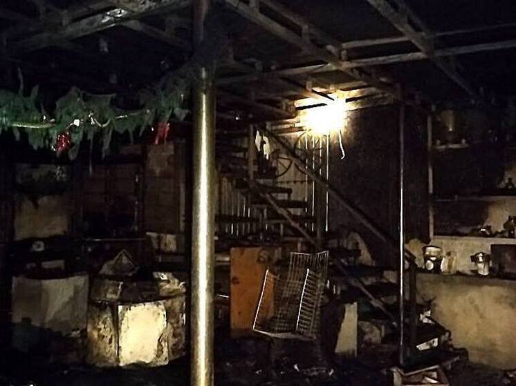 Ночью в Севастополе спасатели потушили пожар в двухэтажном доме