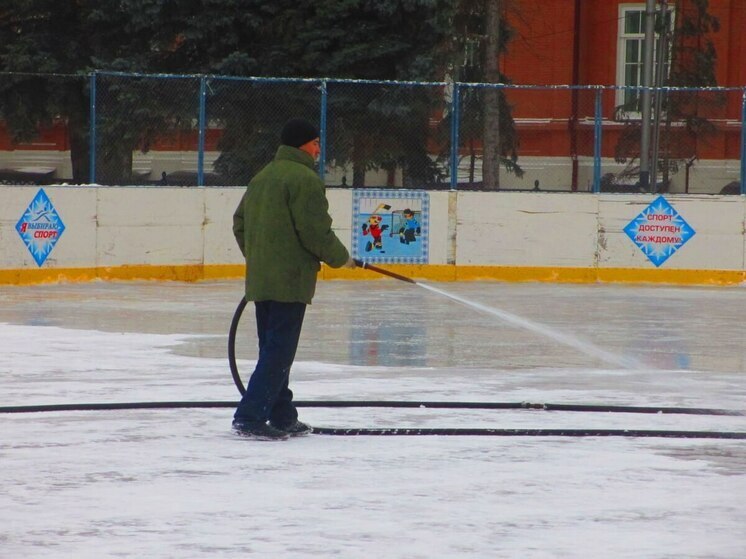 На трех стадионах Саратова начали работу ледовые площадки
