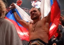 3 января 2026 года Джефф Монсон назвал Петра Яна лучшим российским бойцом 2025 года. 7 декабря Ян вернул титул чемпиона UFC в легчайшем весе, победив Мераба Двалишвили. После этого он поднялся на 6-е место в рейтинге P4P — лучший результат в карьере. Всего в активе Яна 20 побед и 5 поражений; первый титул он завоевал в 2020 году, утратив его в 2021-м.