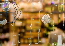 3 января отмечают День бенгальских искр и гирляндных огней — повод вспомнить о безопасности при использовании этих праздничных атрибутов. В Управлении Роспотребнадзора по Челябинской области напомнили простые, но важные правила, которые помогут избежать ожогов, пожаров и других неприятностей в новогодние дни.