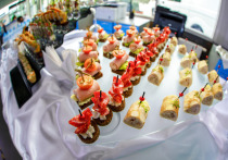 Для многих новогодние праздники преподносят неприятные сюрпризы: лишние килограммы на весах.  Марина Ардашева, врач‑эндокринолог, заведующая поликлиникой ДГКП №6 г. Челябинска, объяснила, почему такое случается. Она предложила простую и реальную стратегию, позволяющую сохранить форму, при этом не отказывая себе в праздничном застолье.