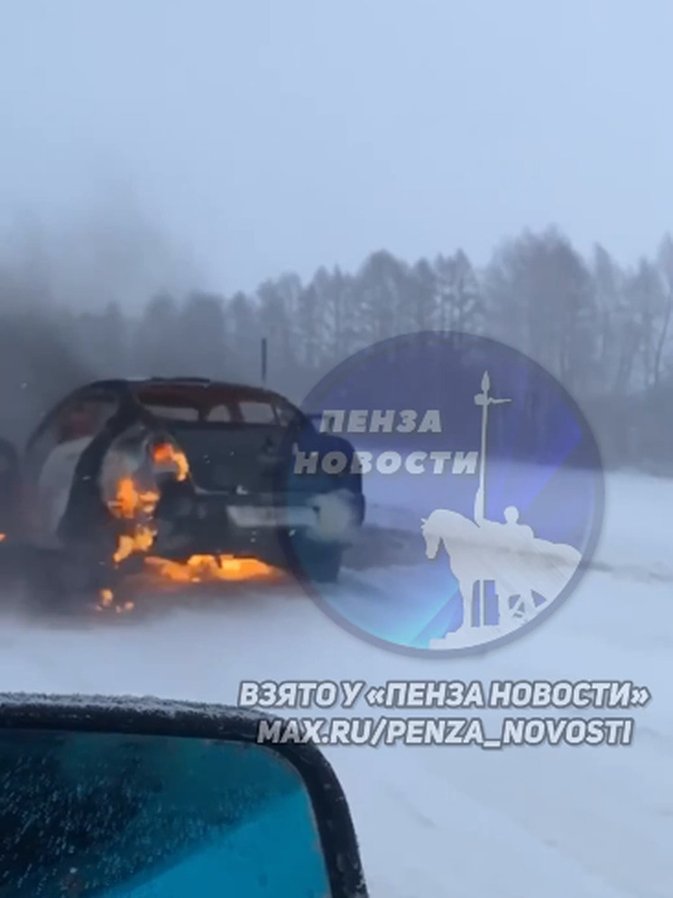 В Колышлейском районе после ДТП загорелся автомобиль