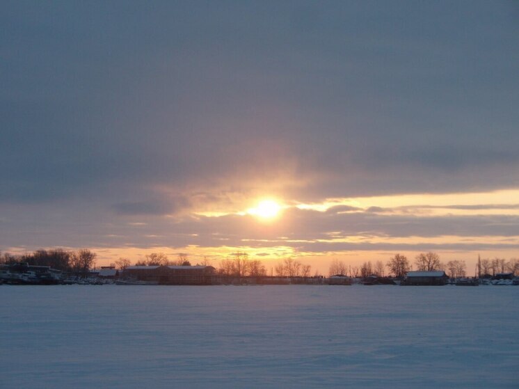 В районе Энгельсского пляжа спасли двух провалившихся под лед мужчин