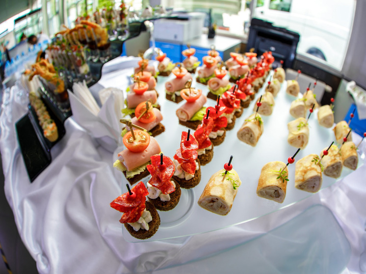 Для многих новогодние праздники преподносят неприятные сюрпризы: лишние килограммы на весах.  Марина Ардашева, врач‑эндокринолог, заведующая поликлиникой ДГКП №6 г. Челябинска, объяснила, почему такое случается. Она предложила простую и реальную стратегию, позволяющую сохранить форму, при этом не отказывая себе в праздничном застолье.