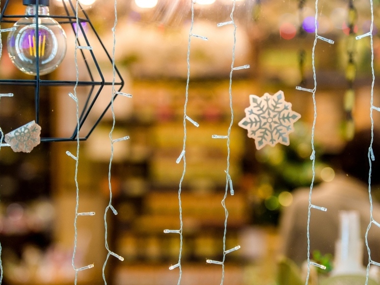 3 января отмечают День бенгальских искр и гирляндных огней — повод вспомнить о безопасности при использовании этих праздничных атрибутов. В Управлении Роспотребнадзора по Челябинской области напомнили простые, но важные правила, которые помогут избежать ожогов, пожаров и других неприятностей в новогодние дни.