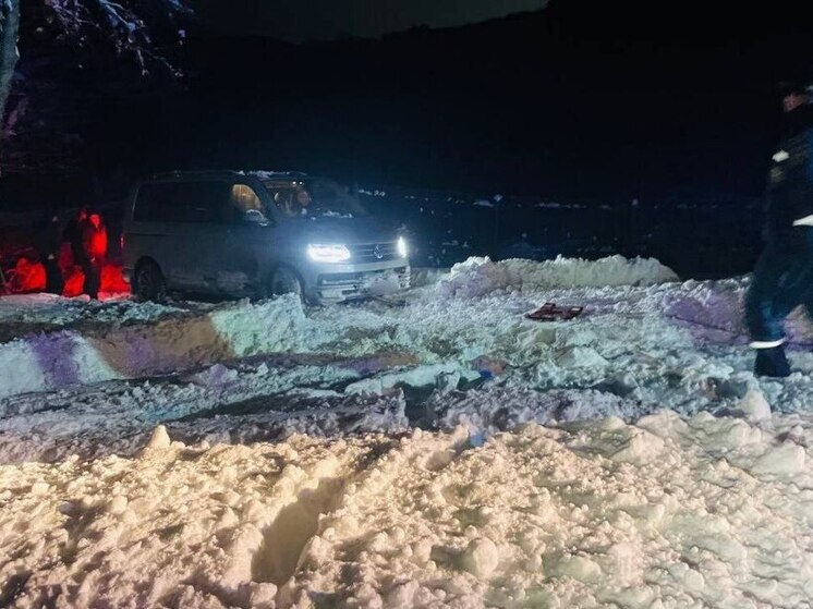 За сутки спасатели Крыма дважды доставали автомобили из сугробов