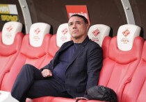 Начало 2026 года для московского «Спартака» выдалось тревожным. Пока команда занимает шестое место в турнирной таблице Российской Премьер-лиги (РПЛ) с 29 очками, внутренние процессы в клубе вызывают всё больше вопросов. Особенно на фоне затянувшегося поиска нового главного тренера и неожиданной паузы в трансферной активности.