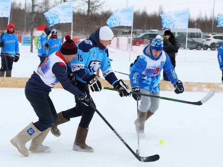 Жители Салехарда сыграли в хоккей в валенках на льду Лебяжьего озера