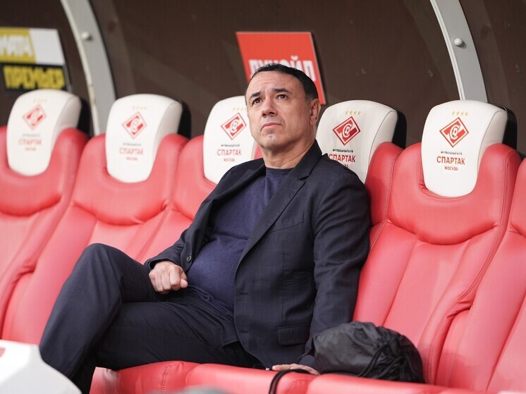 Начало 2026 года для московского «Спартака» выдалось тревожным. Пока команда занимает шестое место в турнирной таблице Российской Премьер-лиги (РПЛ) с 29 очками, внутренние процессы в клубе вызывают всё больше вопросов. Особенно на фоне затянувшегося поиска нового главного тренера и неожиданной паузы в трансферной активности.