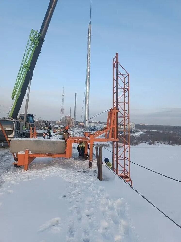 На мосту у Телецентра в Омске начали устанавливать новые опоры освещения