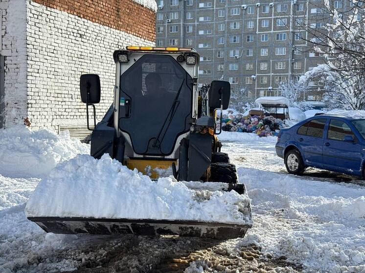 В Майкопе после снегопада расчищают подъезды к контейнерным площадкам для вывоза мусора
