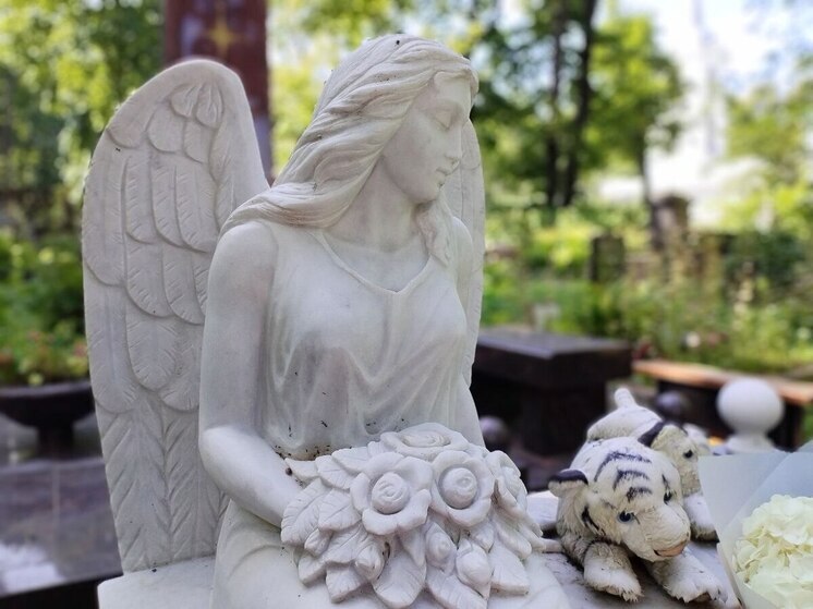 Блогерша рассказала о сексе на могиле матери, бабушки и сестры в Сестрорецке