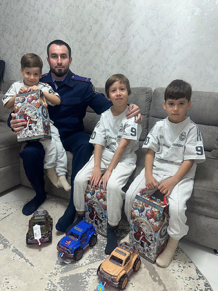 В Грозном сотрудники следкома поздравили детей погибших бойцов