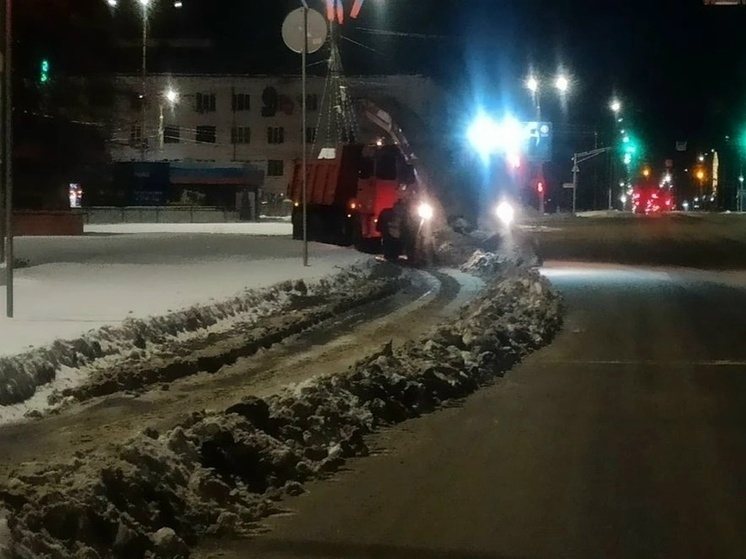 В Орле в новогодние праздники уборка снега с улиц идёт круглосуточно