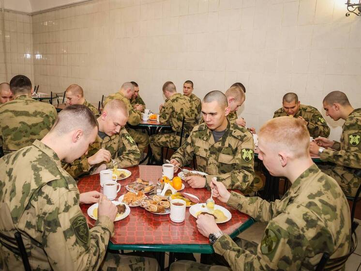 Для росгвардейцев в Ленобластив на все праздники ввели праздничное меню