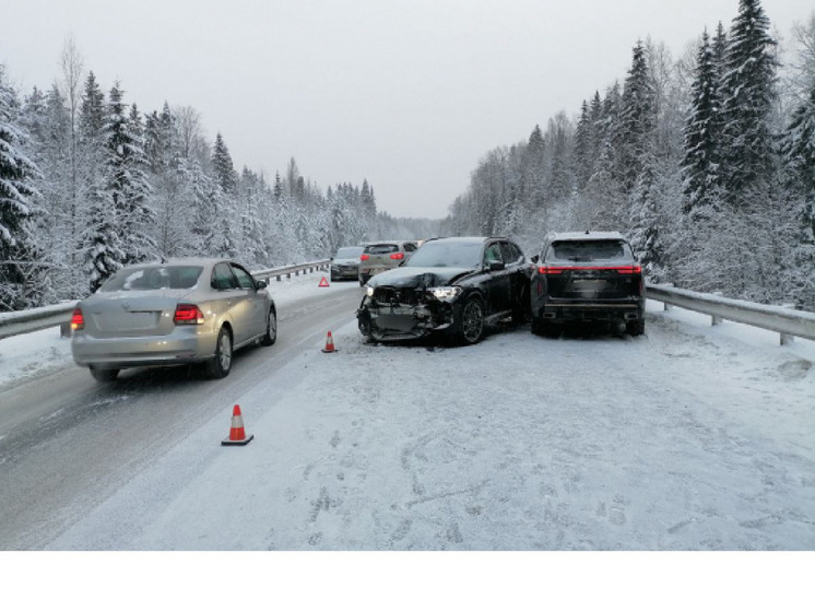 В Карелии на автодороге "Кола" произошла цепная авария с участием шести машин