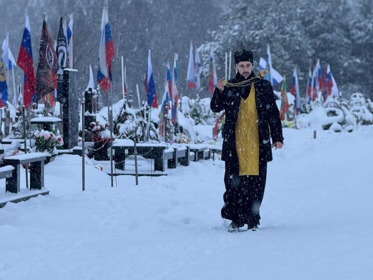 В Орле на Аллее Славы Наугорского кладбища почтили память воинов