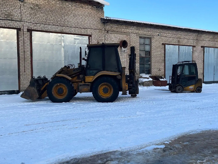 В Данилове неизвестные подожгли здание с тракторами и спецтехникой