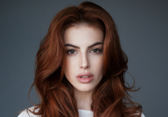 Стубайло показала изящную фигуру, грациозно попозировав на фоне лазурного моря