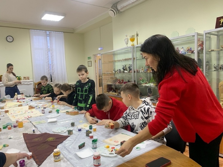 Детвору из НАО научили печатать Новогодие на мешочках