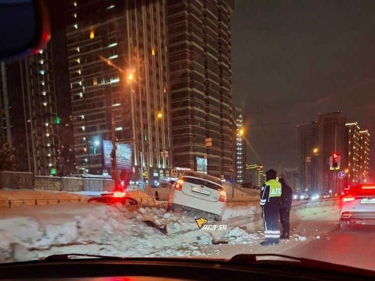 В Новосибирске водитель не справился с управлением и снёс ограждение