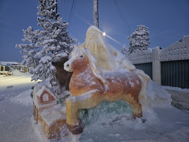 Житель Вилюйска Александр Комаров представил новую масштабную скульптуру символа года из снега в 29-й раз